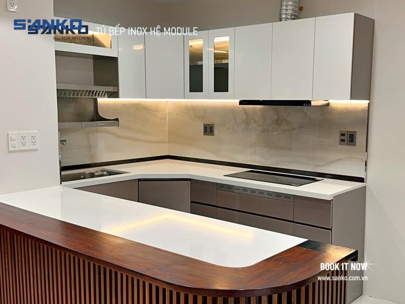 Tủ bếp chữ U màu gỗ óc chó kết hợp inox